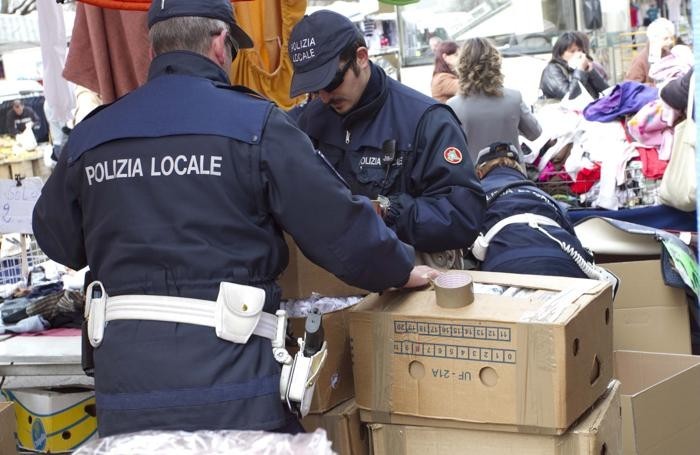 Tartaruga marina trovata morta sugli scogli, intervento della polizia locale 