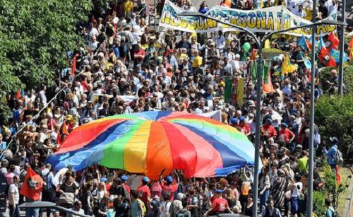 'Insieme senza muri', il corteo a difesa dei migranti invade le vie di Milano