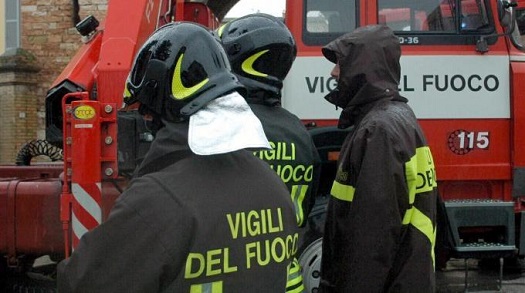 Incendio a Gorra, le fiamme sfiorano una serra: intervento dei vigili del fuoco