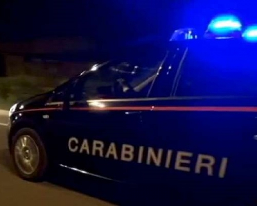 Ignora l'alt e travolge un carabinere, poi sperona l'auto e finisce in manette