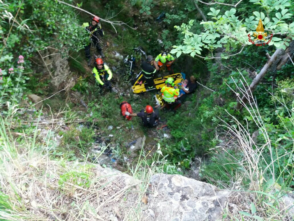 Molassana, ciclista precipita per dieci metri: recuperato dall'elisoccorso