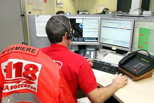 Intercetta le comunicazioni del 118 e dirotta le ambulanze, denunciato un genovese