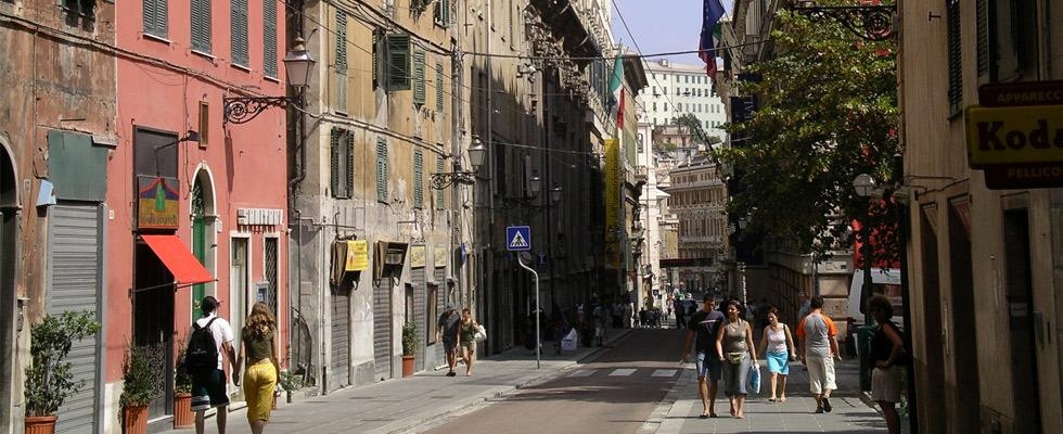 Trovato cadavere in via Balbi: forse vittima di overdose