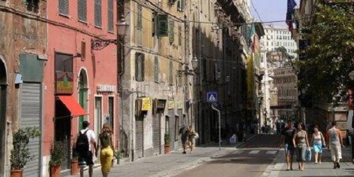 Cadavere ritrovato in via Balbi, il corpo è di una 17enne morta per overdose