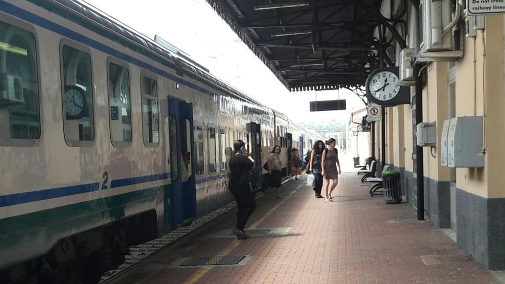 Uomo travolto da un treno a Borzoli: linea Genova-Ovada bloccata per ore