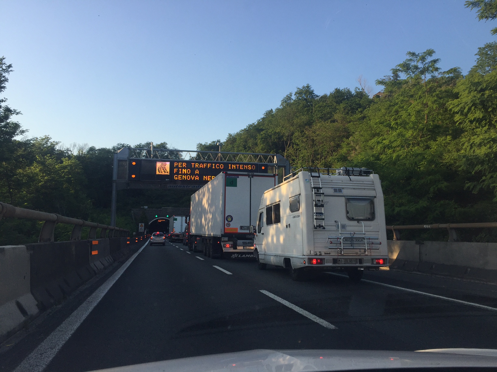 Ponte del 2 giugno, prime code sulle autostrade della Liguria