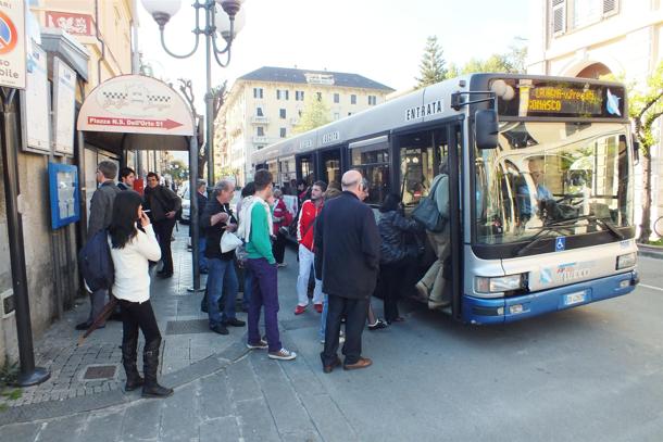 Autista Atp vieta a un passeggero di salire con la tanica di benzina: insultato e picchiato