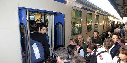 Turisti assaltano il regionale, capotreno costretto a chiamare la polizia