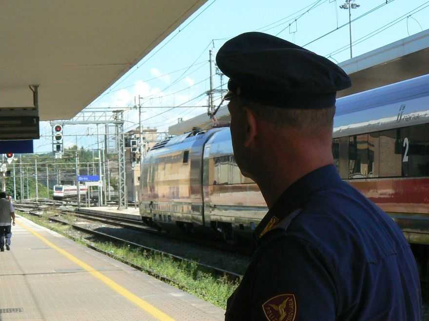 In 17 senza biglietto sul treno, il capotreno chiama i carabinieri 