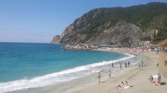 Passeggia nella spiaggia di Monterosso, denunciato un turista: era completamente nudo 