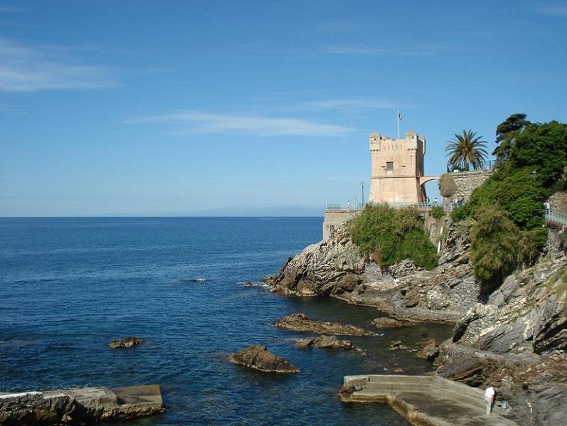 Divieto di balneazione nel mare davanti alla passeggiata di Nervi