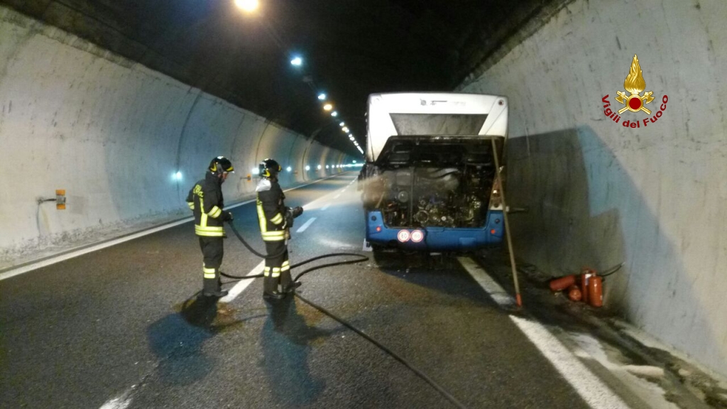 A12, autobus in fiamme a Sestri Levante: carreggiata rimasta chiusa per due ore