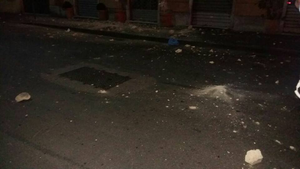 Foce, cadono calcinacci da un palazzo: chiusi 4 negozi in via Monte Suello