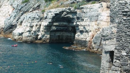 Tuffo di 20 metri sulle grotte Byron, 18enne rischia la paralisi