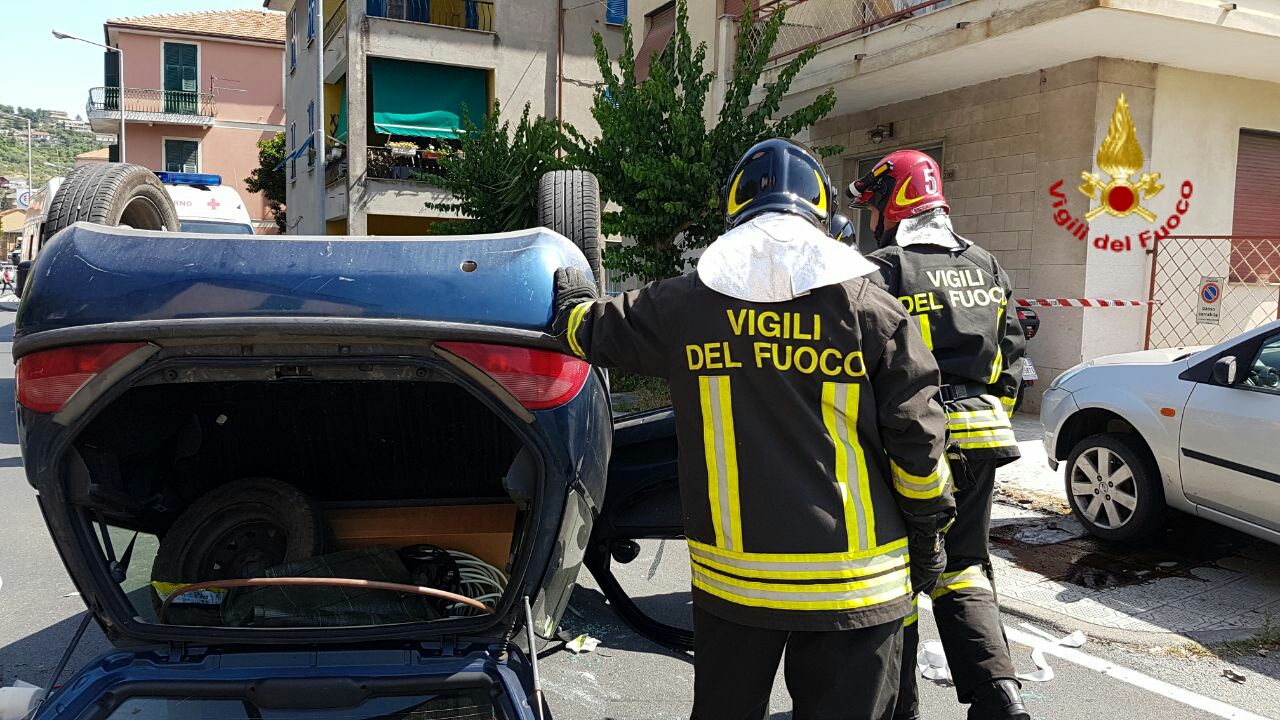 Chiavari, auto si ribalta in via Parma: un ferito