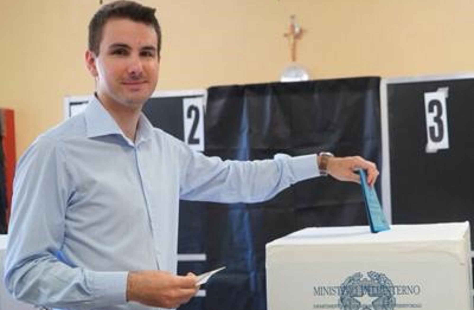 Elezioni Genova, il candidato Arrighi al seggio poco prima delle 8