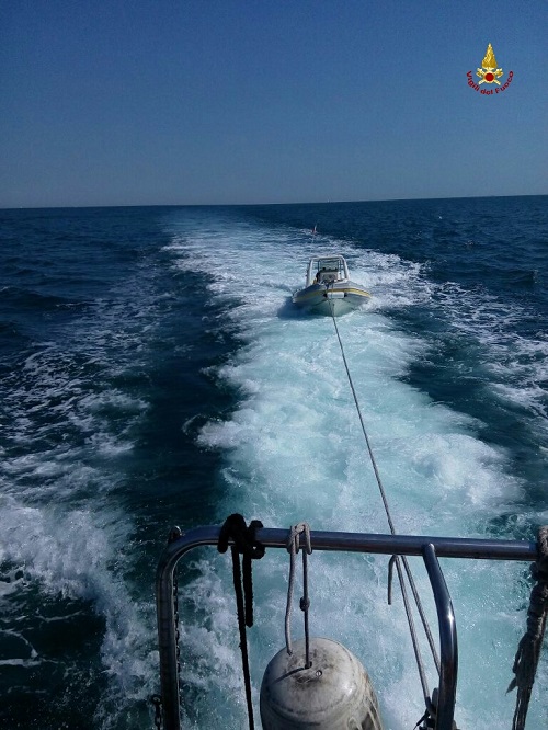 Isola del Tino, gommone sperona e affonda barca a vela