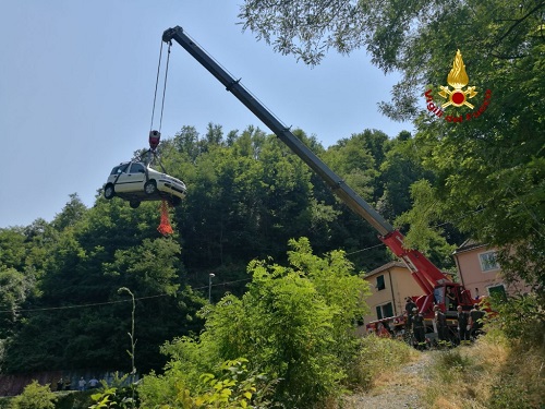 Bolzaneto, sbaglia manovra e finisce con l'auto nel Burba