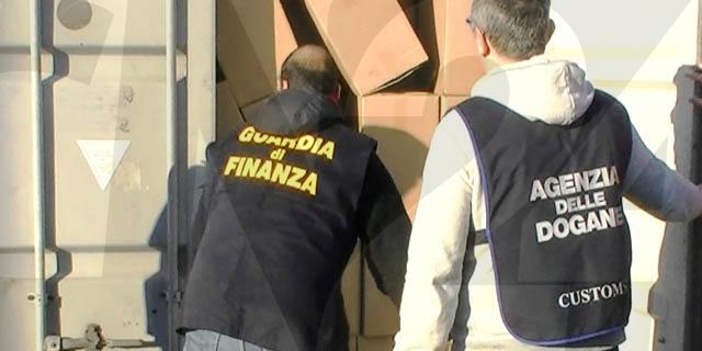 Oltre 200mila pantaloni contraffatti, maxi sequestro al porto della Spezia 