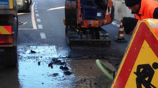 Tubo dell'acqua esplode a Cairo: strada allagata e forti disagi