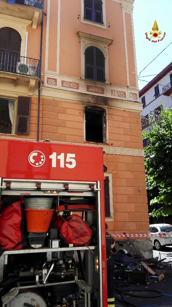 Incendio in un appartamento in Via Roma, intervenute diverse unità dei vigili del fuoco 