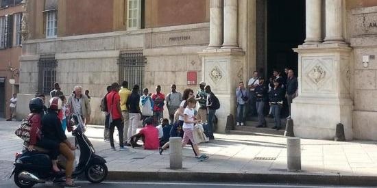 Sit-in di trenta migranti davanti alla prefettura: 