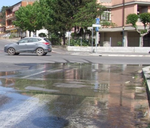 Scarichi fognari in strada, dopo le segnalazioni indaga la Procura