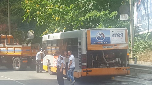 Autobus Amt prende fuoco a Marassi, paura nel pomeriggio in viale Bracelli