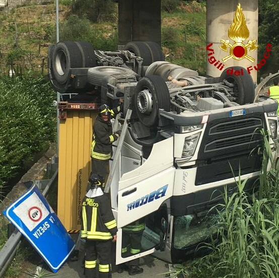 Tir si ribalta su rampa A12 all'altezza di Vezzano Ligure 