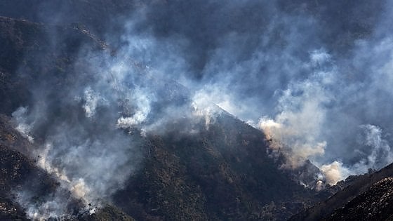 Incendio a Staglieno, ancora fiamme: in azione l'elicottero della Regione