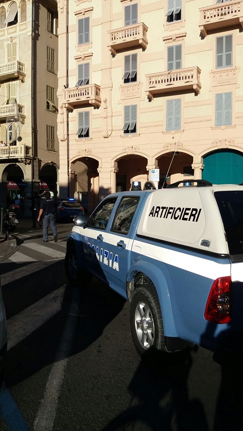 Chiavari, allarme bomba in piazza Roma: artificieri al lavoro 