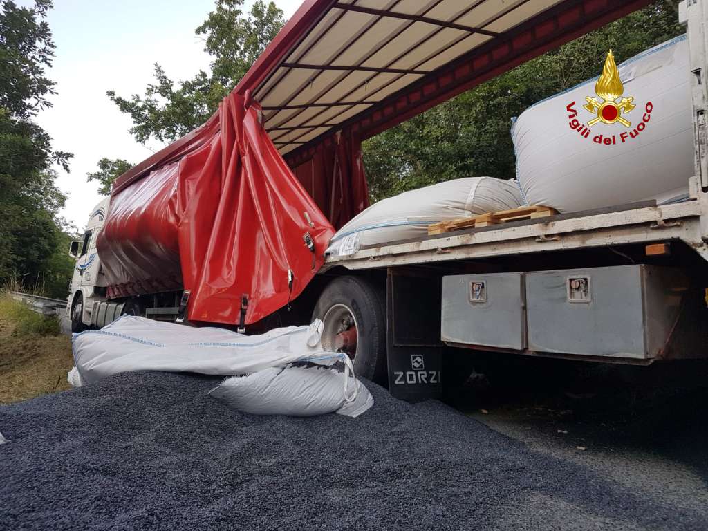 Tir sbaglia manovra e perde il carico: strada bloccata per ore a Casella