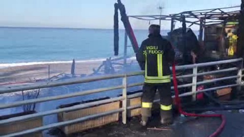 Bordighera, stabilimento balneare a fuoco, incendio partito per cause accidentali