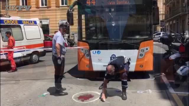 Morta l'anziana investita dal bus in piazza Alimonda a Genova