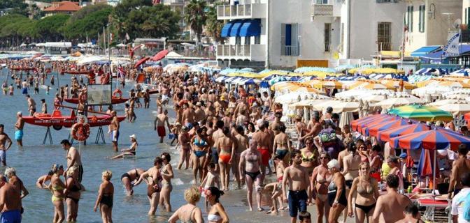 Invasione spiagge, no al numero chiuso ma arriva una maxi lista di divieti