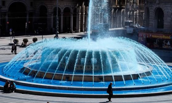 La fontana di De Ferrari si colora di blu per il piccolo Charlie Gard