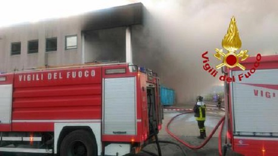 Terzo rogo in sette mesi alla discarica Saar. Il sindaco: 