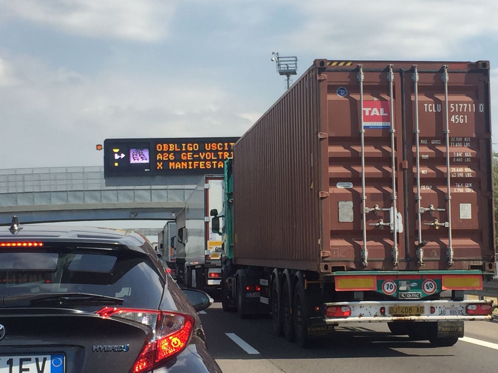 Lavoratori bloccano il casello: traffico in tilt su A7 e A26