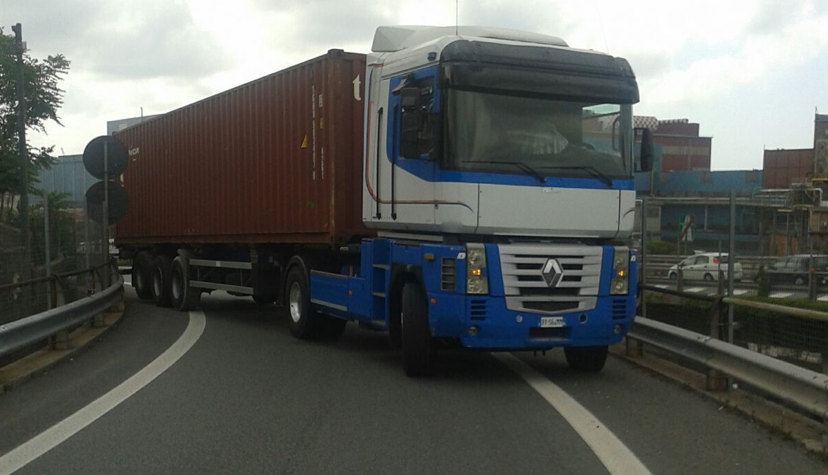 Tir in avaria sulla rampa, casello di Genova Aeroporto chiuso al traffico