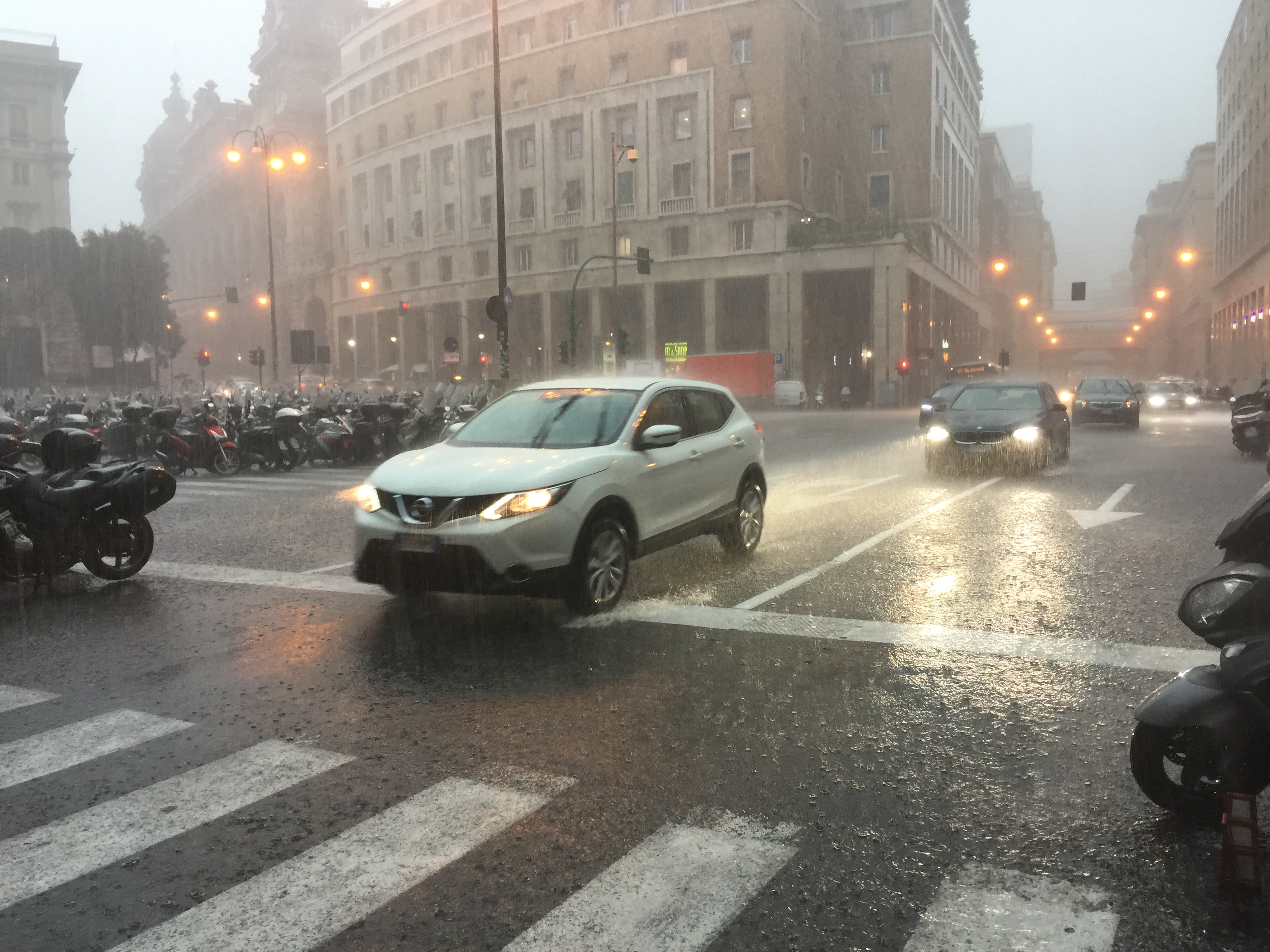 Tempesta su Genova: acqua, vento e sabbia sulla città