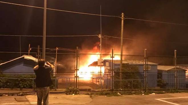 Incendio sulla spiaggia di Voltri, a fuoco le baracche di Sant'Erasmo