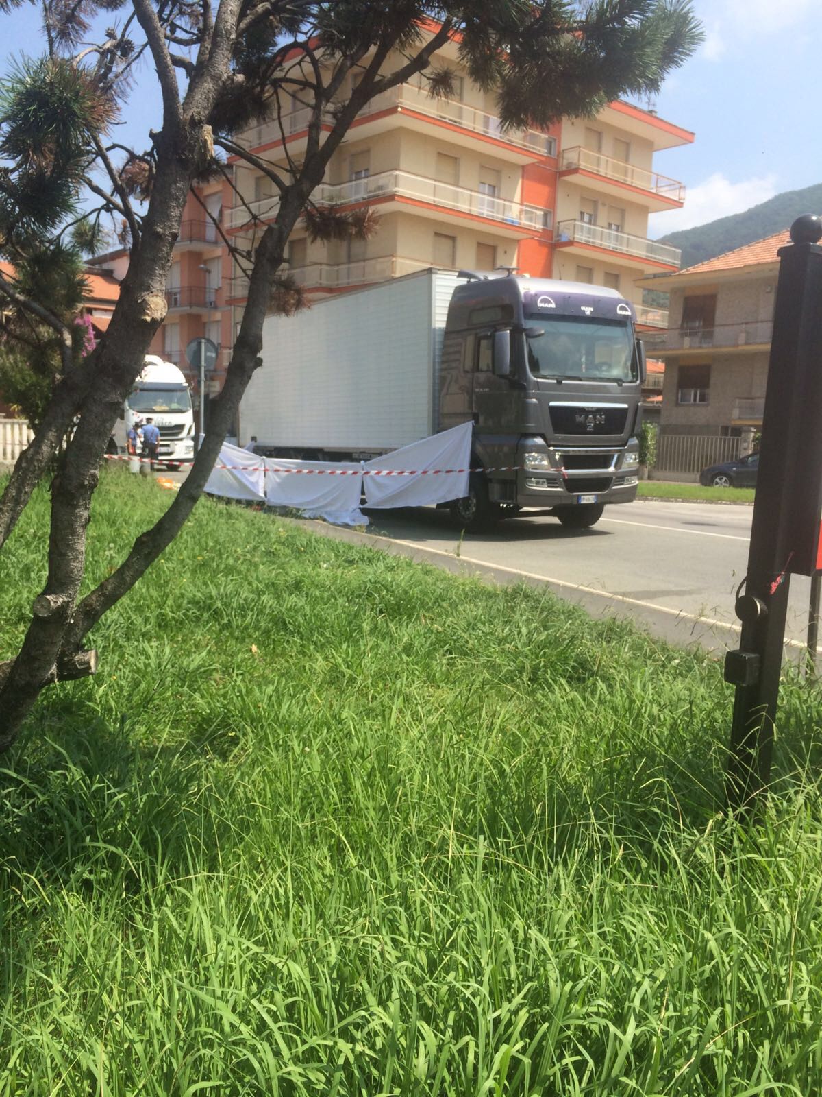 Incidente mortale a San Salvatore, camion travolge uomo in scooter