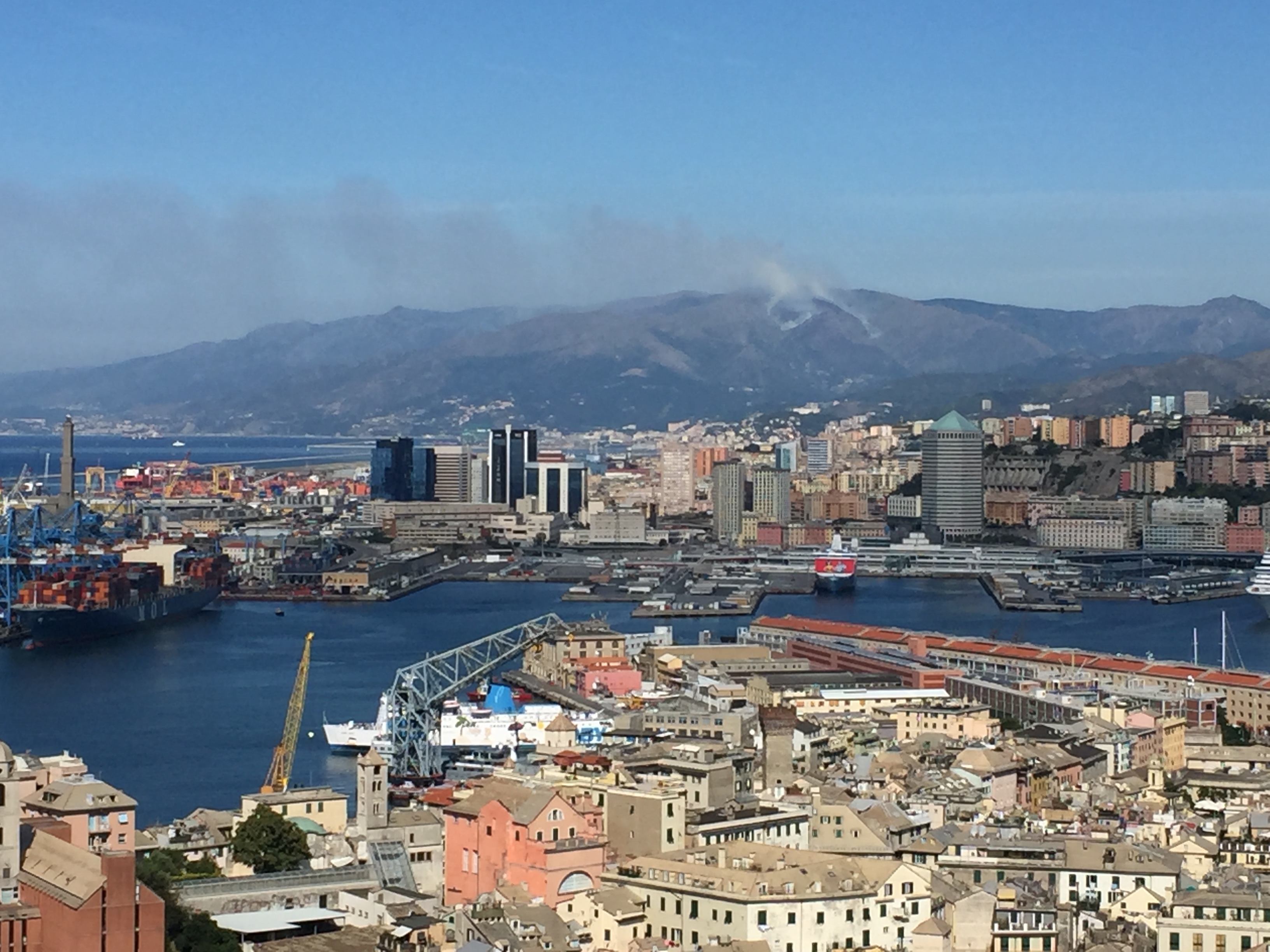 Incendi, ancora fiamme sopra Voltri. Toti: 