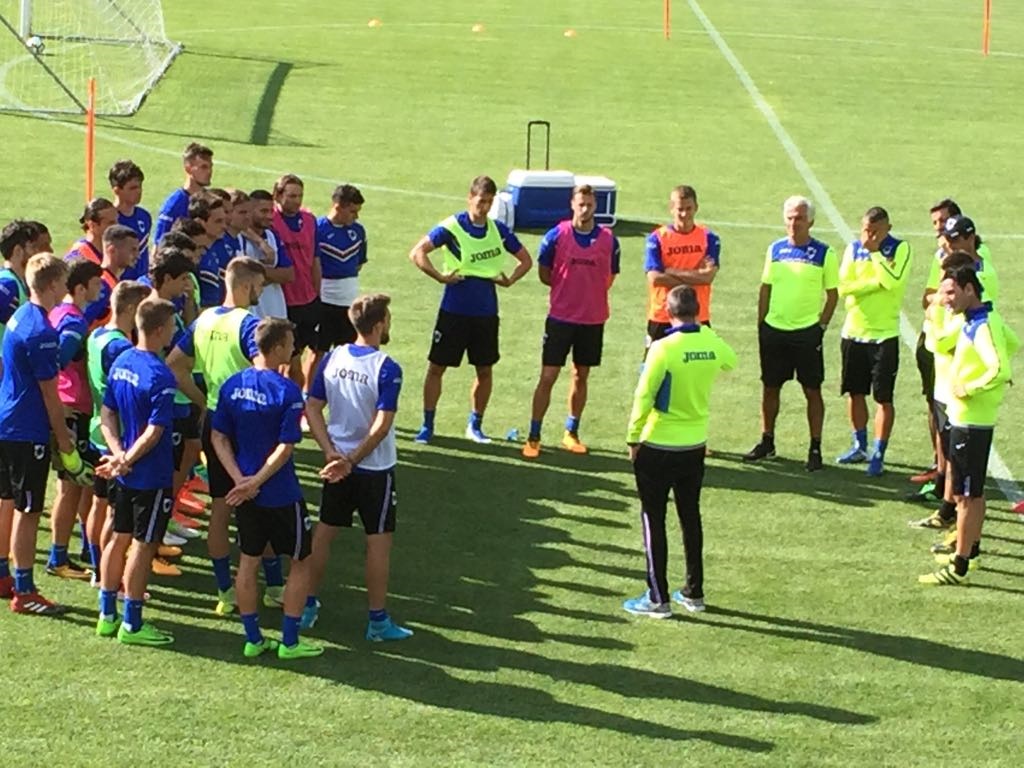 Sampdoria, Giampaolo tiene a rapporto la squadra prima dell'allenamento 