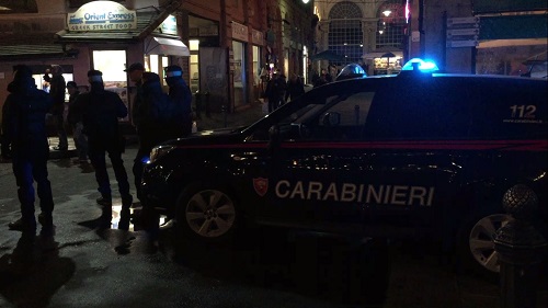 Ambulanti, maxi controlli dei carabinieri a Caricamento: la merce smaltita dall'Amiu 