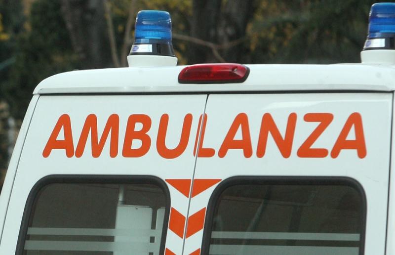 Si cappotta con l'auto a Fivizzano, 86enne genovese muore in ospedale