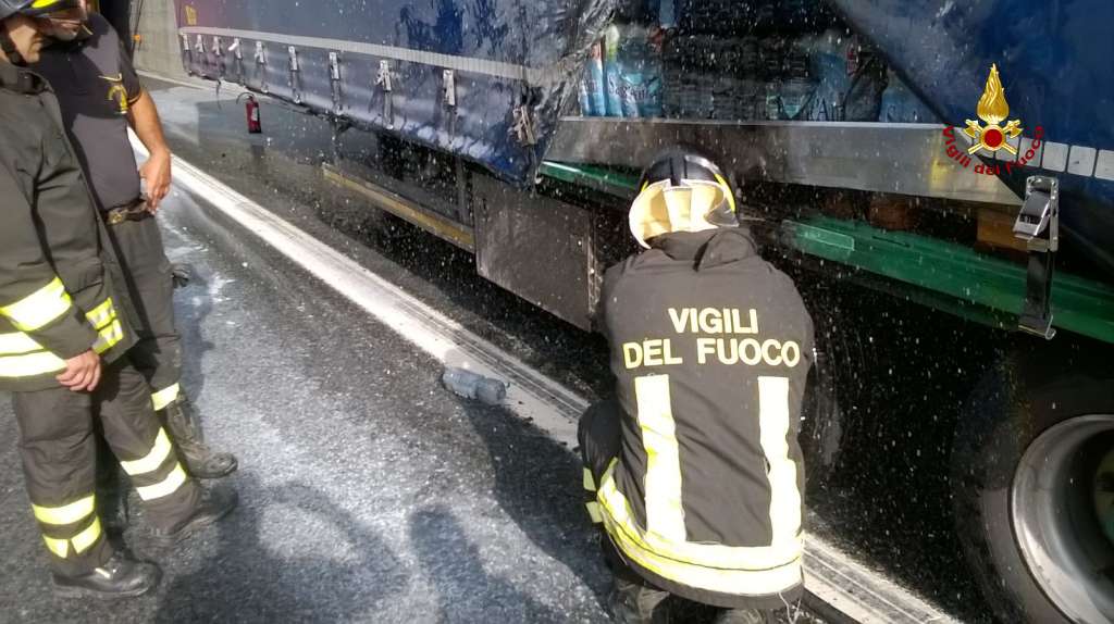 Principio d'incendio di un camion sull'A10, nessun ferito