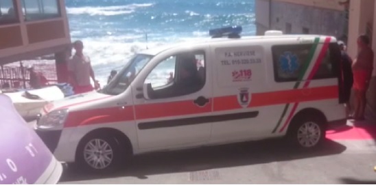 Genova Nervi, si tuffa con il mare grosso rischia di annegare: salvato