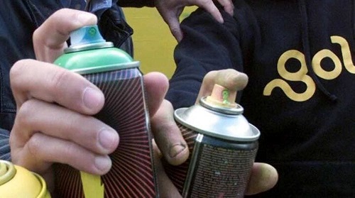 Imbrattano con lo spray le volanti della polizia: arrestati un uomo e una donna