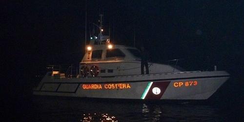 Incendio su gommone in porto, famiglia si getta in mare per salvarsi